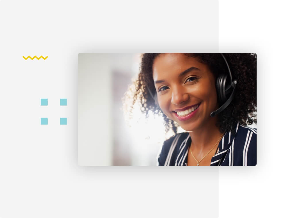 chica trabajando con auriculares