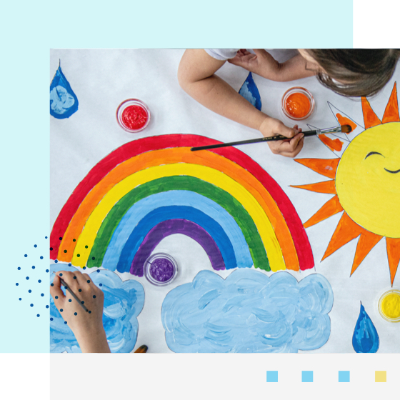 Una niña pintando un arco iris