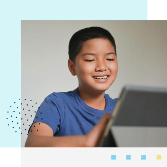 niño feliz usando su Ipad