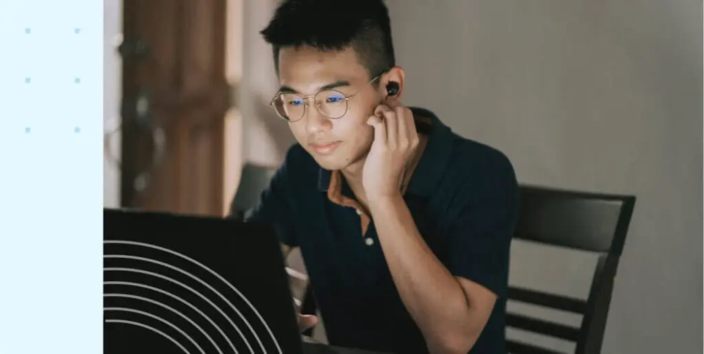 Foto de un estudiante con un portátil