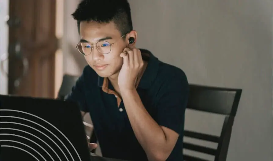 Foto de un estudiante con un portátil