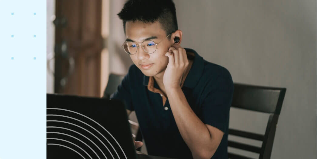 Foto de un estudiante con un portátil