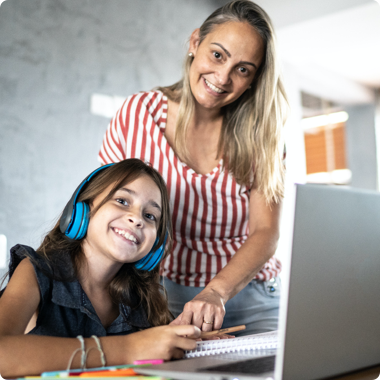 Madre e hija sonriendo Madre e hija sonriendo
