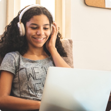 Estudiante que asiste a una clase virtual Estudiante que asiste a una clase virtual