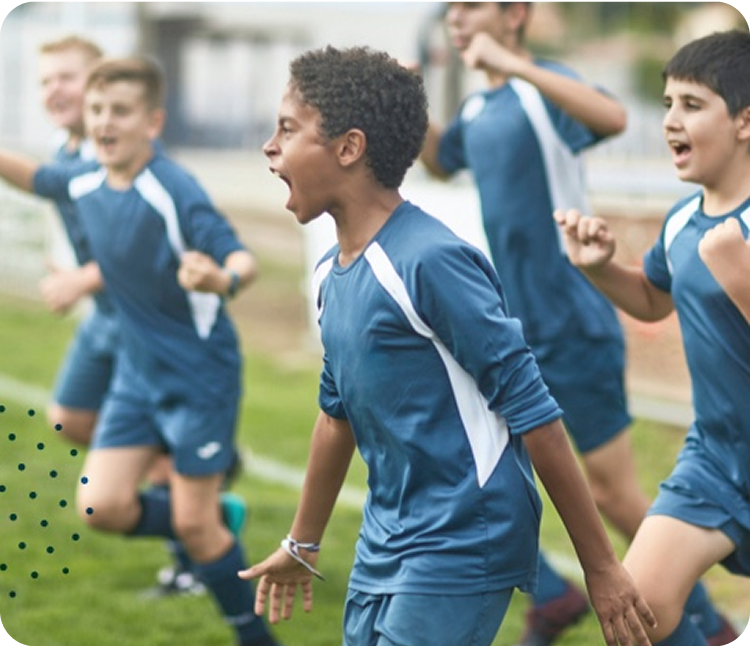 Alumno gritando durante un balón de fútbol