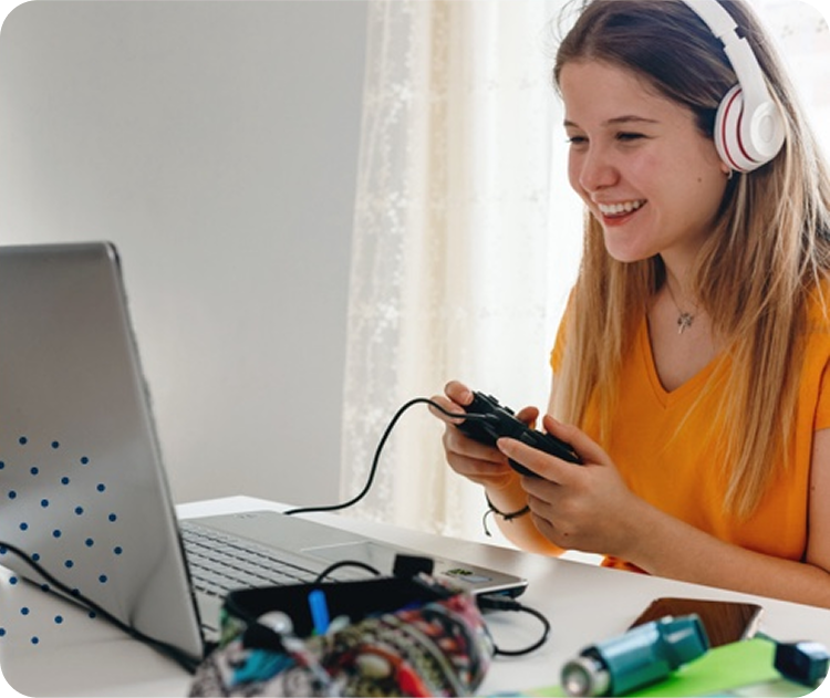 Estudiante jugando a videojuegos