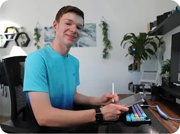 un estudiante estudia