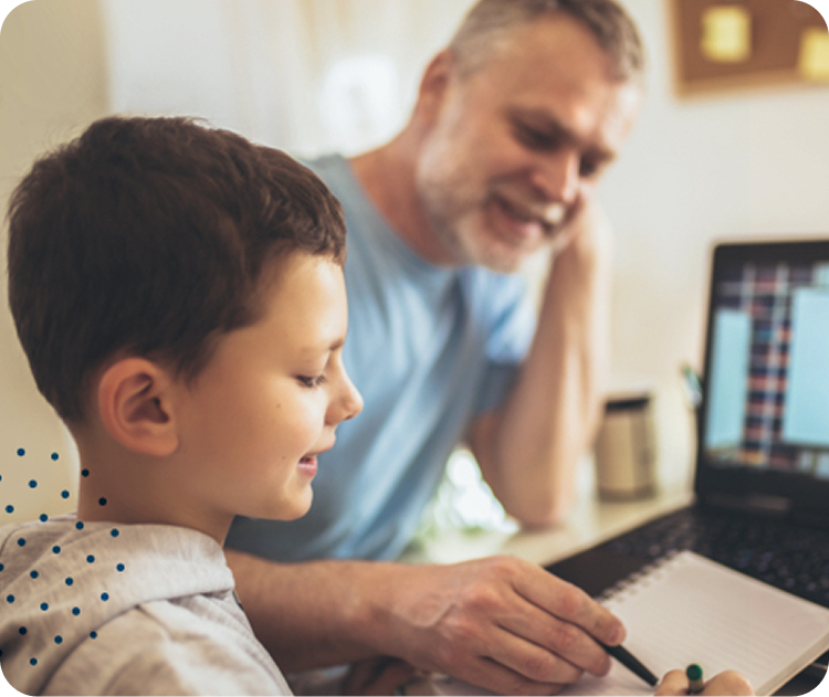 Padre e hijo haciendo los deberes