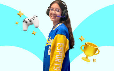 Chica sonriendo a una cámara