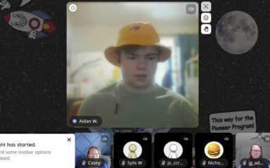 Un niño con gorra durante una videollamada