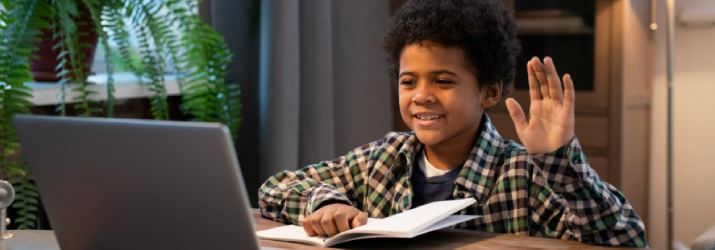 un niño pequeño estudiando